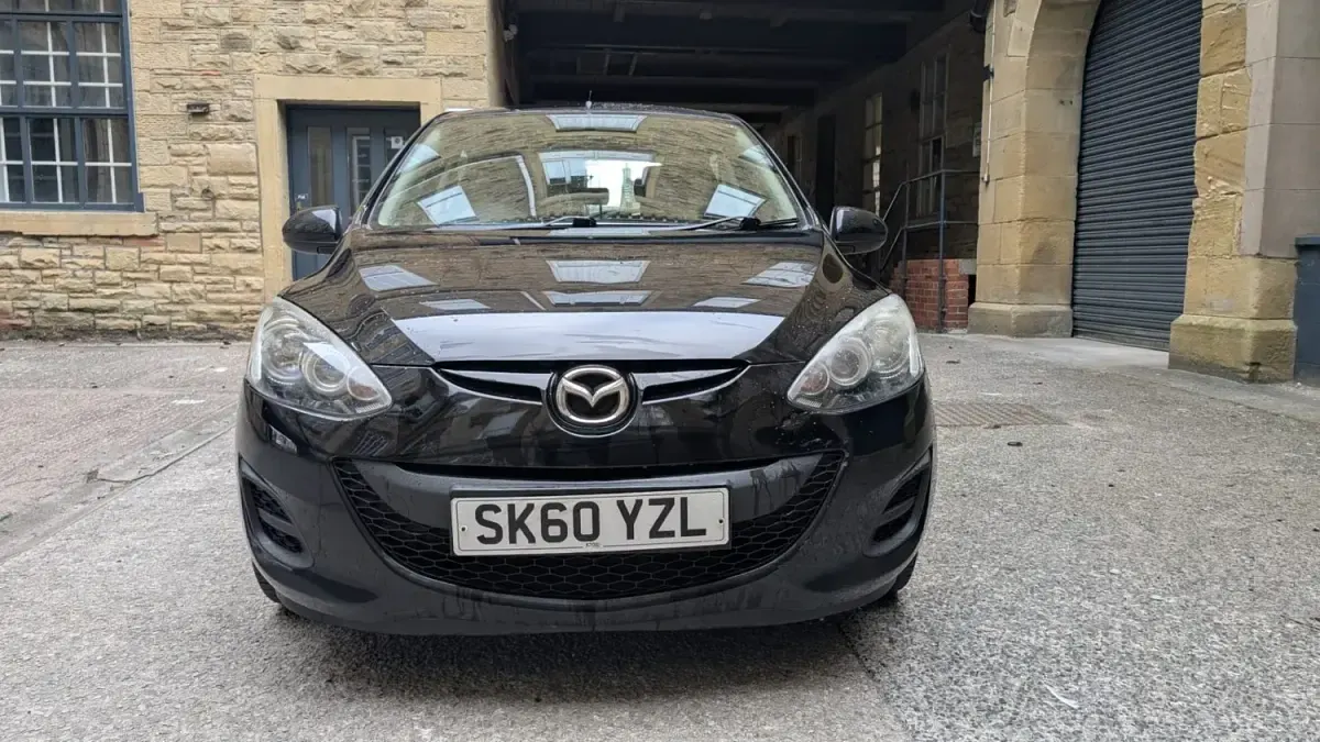 Begagnad Mazda 2 2010 Svart Halvkombi