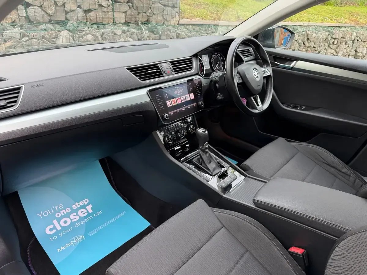 Usado Skoda Superb SE 150 CV (110 kW) 2018 Gris Utilitario