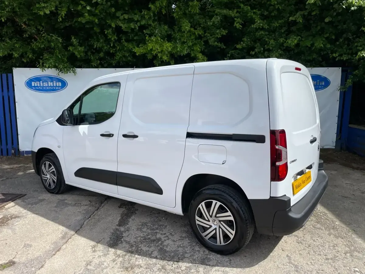 Used Vauxhall Combo Edition 100 HP (73 kW) 2019 White MPV