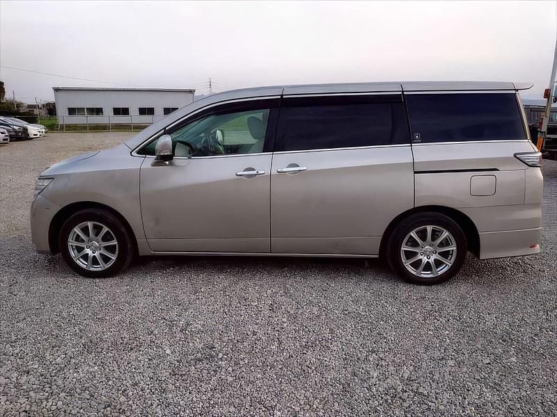 Usado Nissan Elgrand 2010 Beige Monovolumen