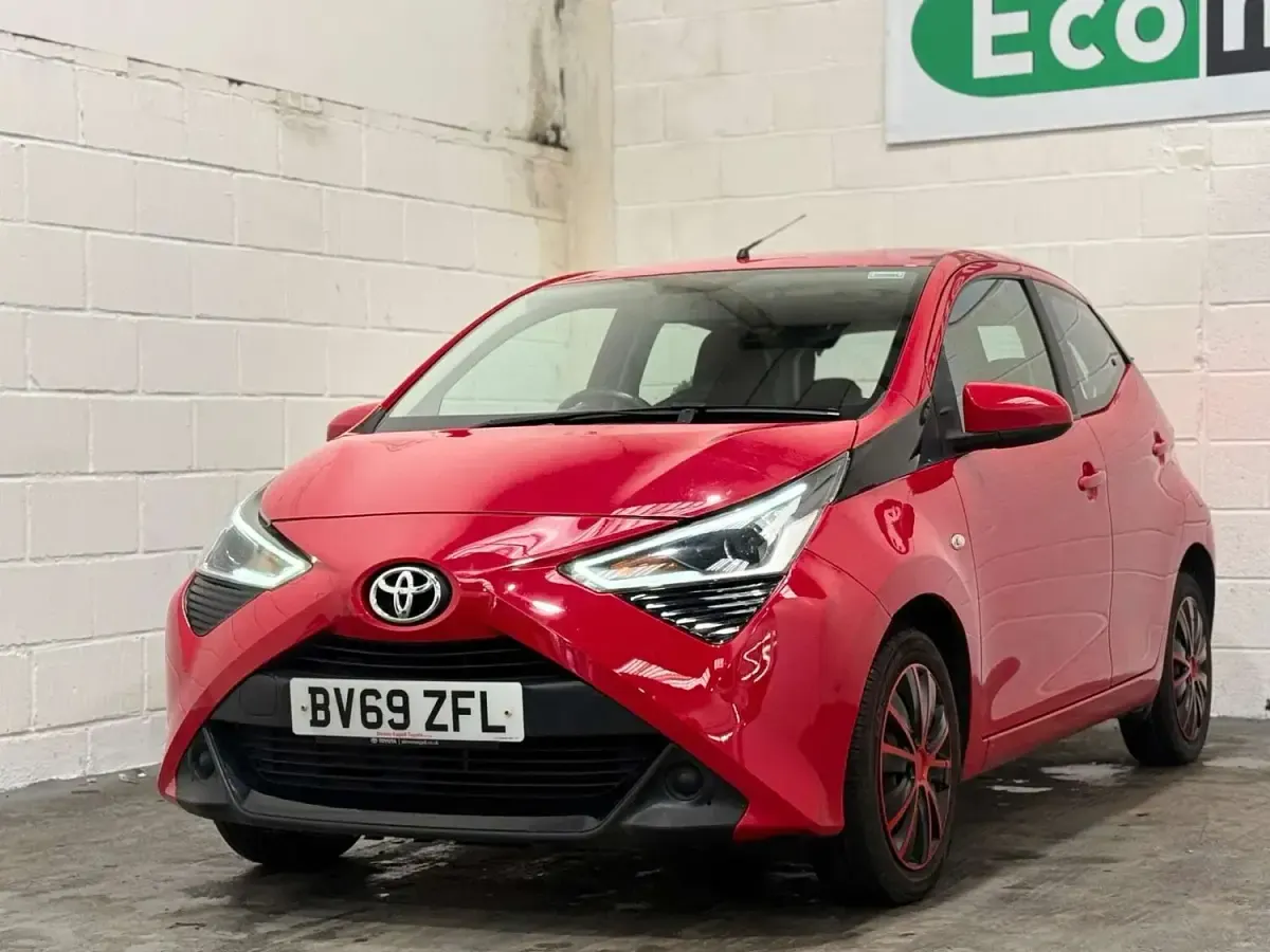 Used Toyota Aygo X-play 72 HP (52 kW) 2019 Red Hatchback