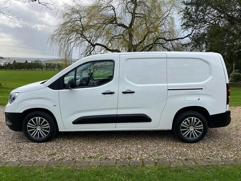 Used Vauxhall Combo Edition 100 HP (73 kW) 2019 White MPV