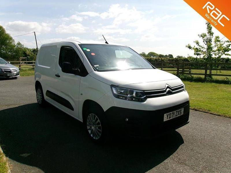 White Used 2021 Citroën Berlingo MPV | £7,990 (Good price) - Image 1/4