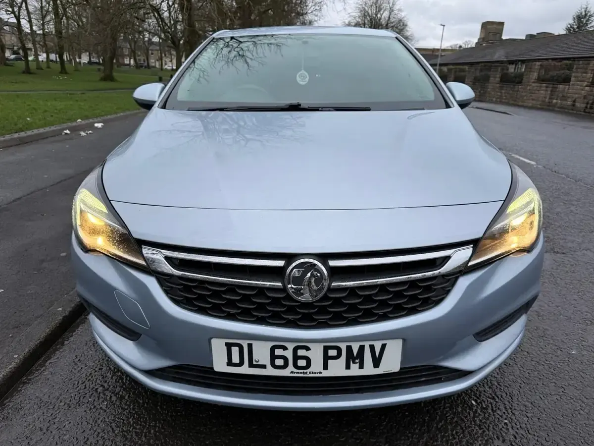Gebraucht Vauxhall Astra Design Edition 125 PS (91 kW) 2016 Silber Kleinwagen