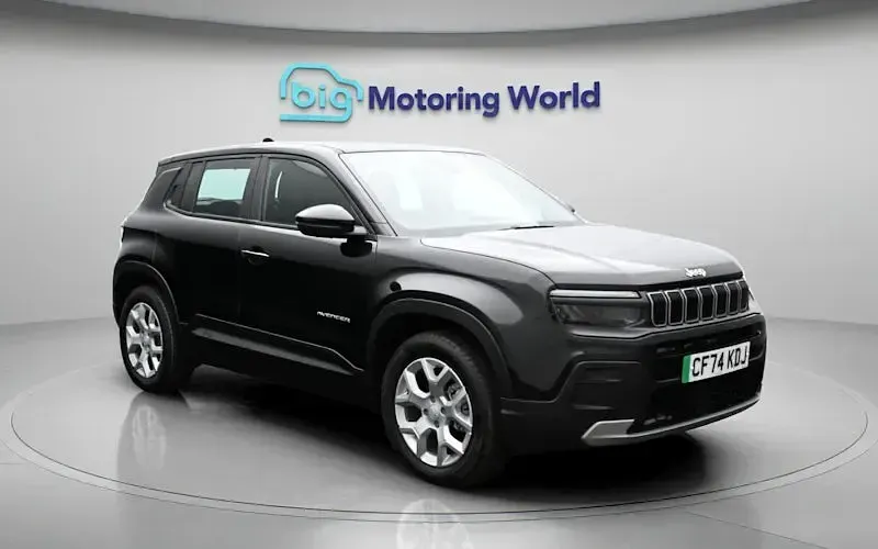 Begagnad Jeep Avenger Altitude 114 kW (156 HK) 2024 Svart SUV