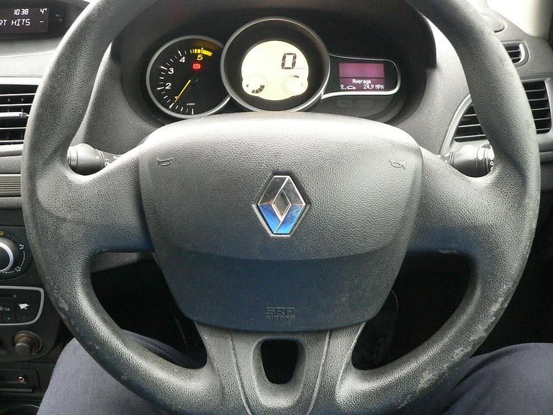 Used Renault Mégane III Expression 106 HP (77 kW) 2009 Red Hatchback