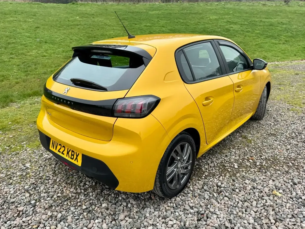 Gebraucht Peugeot 208 Active Premium 75 PS (55 kW) 2022 Gelb Kleinwagen