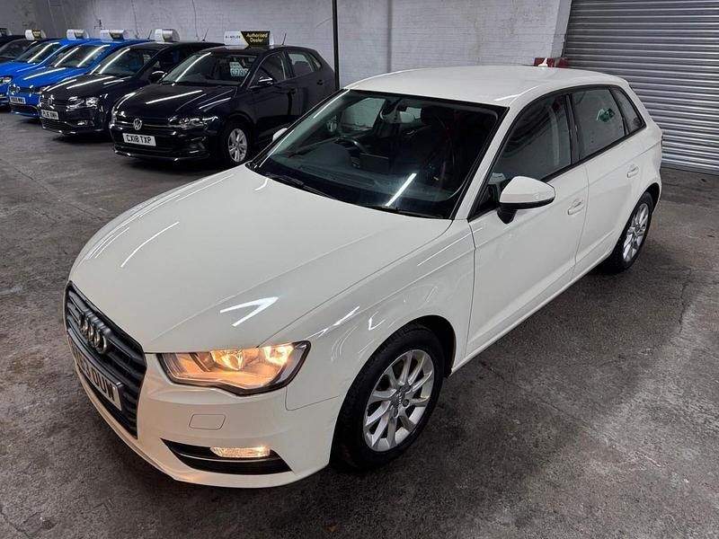 Used Audi A3 Sportback 105 HP (77 kW) 2013 White Hatchback