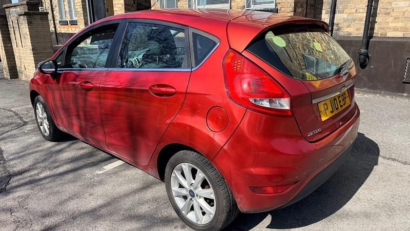 Used Ford Fiesta Zetec 70 HP (51 kW) 2010 Red Hatchback