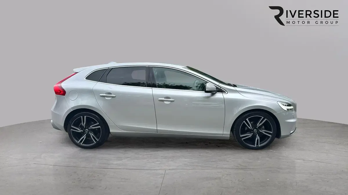 Used Volvo V40 R-Design Pro 120 HP (88 kW) 2018 Bright silver Hatchback
