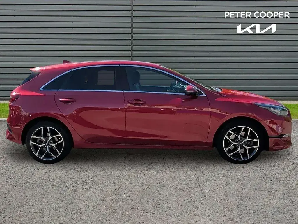 Usado Kia Ceed 158 HP (116 kW) 2023 Vermelho Citadino
