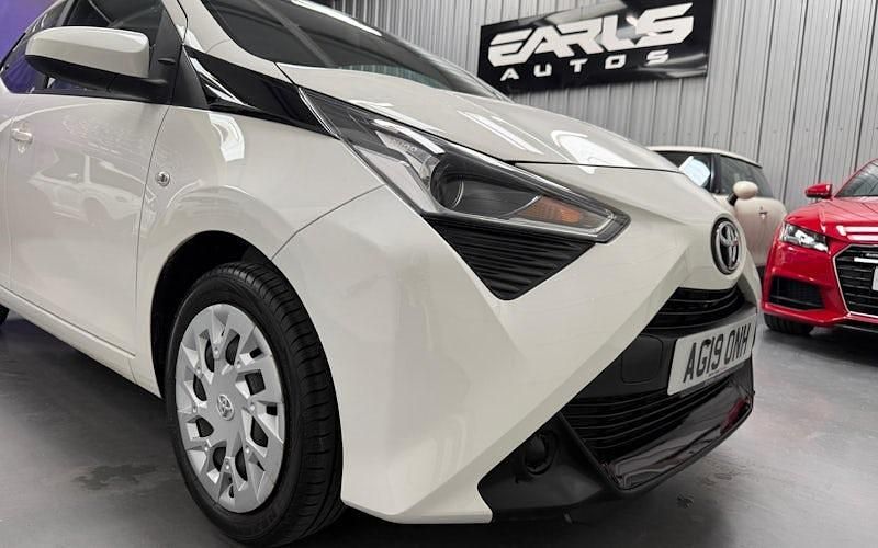 Used Toyota Aygo X-play 72 HP (52 kW) 2019 White Hatchback