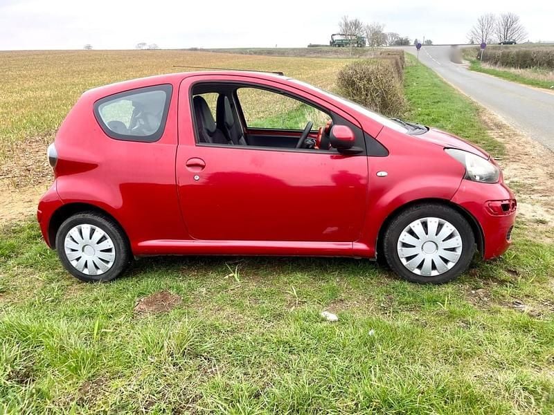 Used Toyota Aygo 68 HP (50 kW) 2011 Red Hatchback