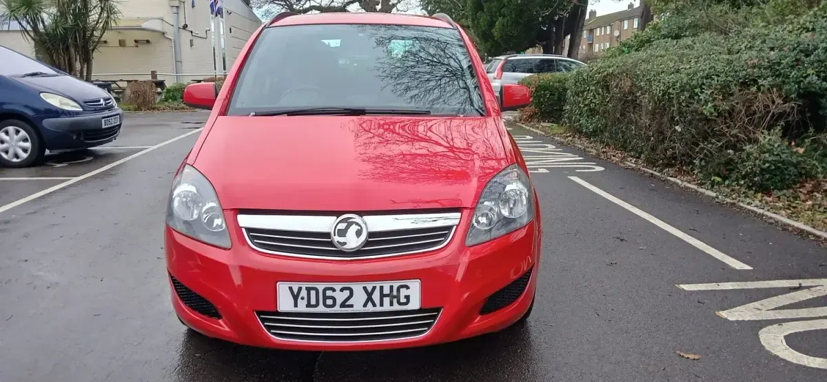 Used Vauxhall Zafira 115 HP (84 kW) 2012 Red MPV