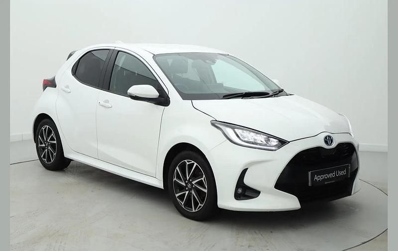 Used Toyota Yaris Hybrid Design 113 HP (83 kW) 2022 White Hatchback