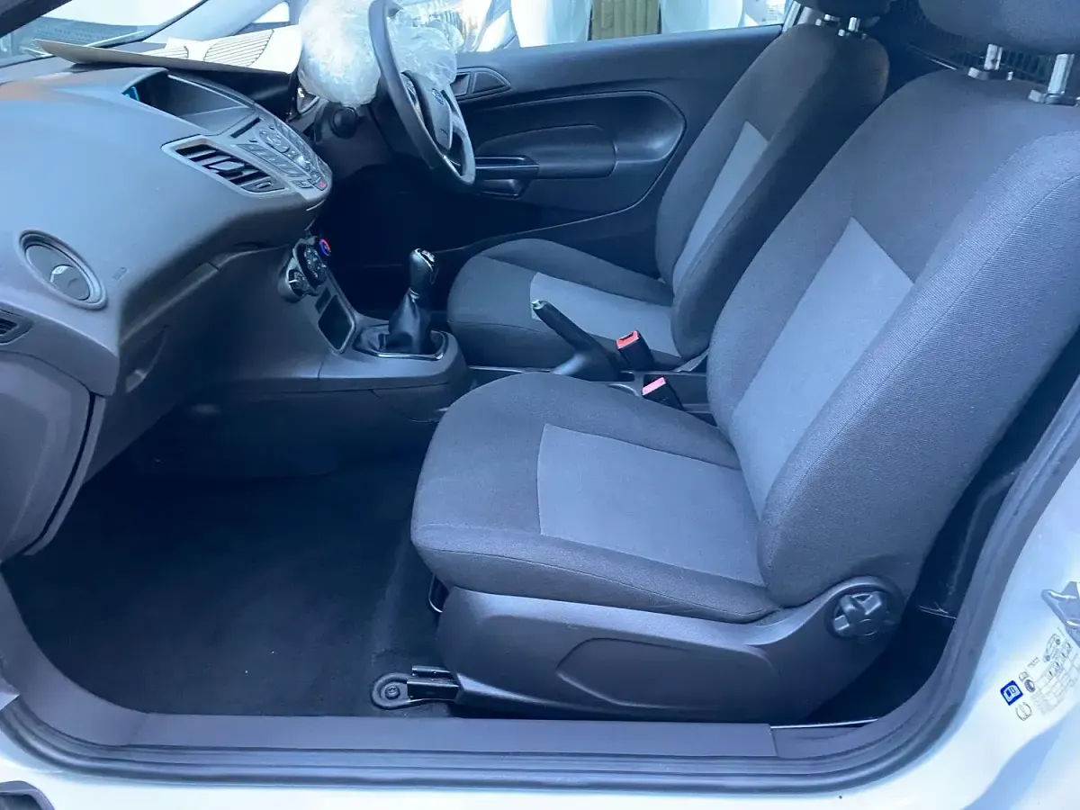 Used Ford Fiesta 75 HP (55 kW) 2015 White Hatchback