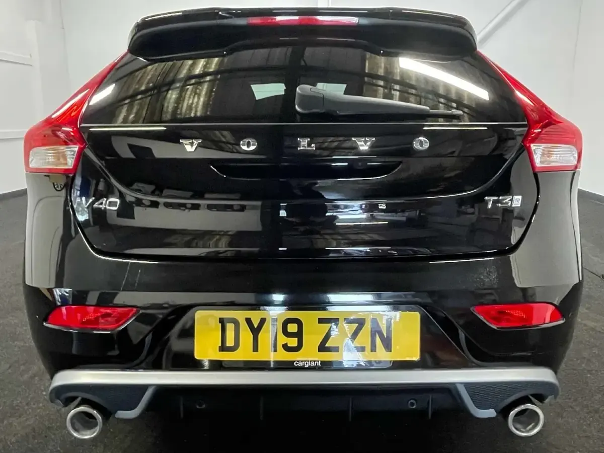 Begagnad Volvo V40 R-Design 152 HK (111 kW) 2019 Svart Halvkombi