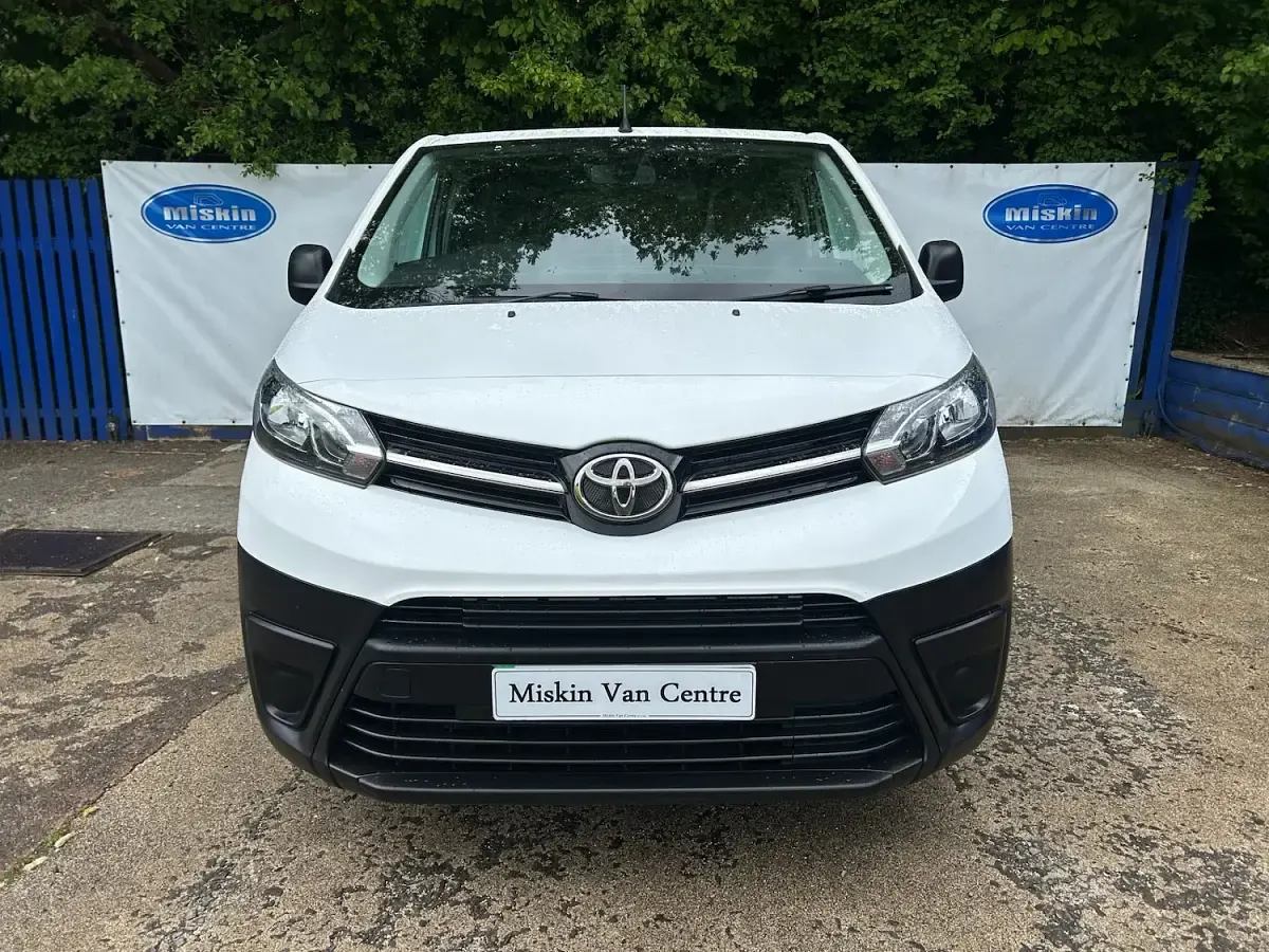 Used Toyota Proace 100 kW (136 HP) 2022 White MPV