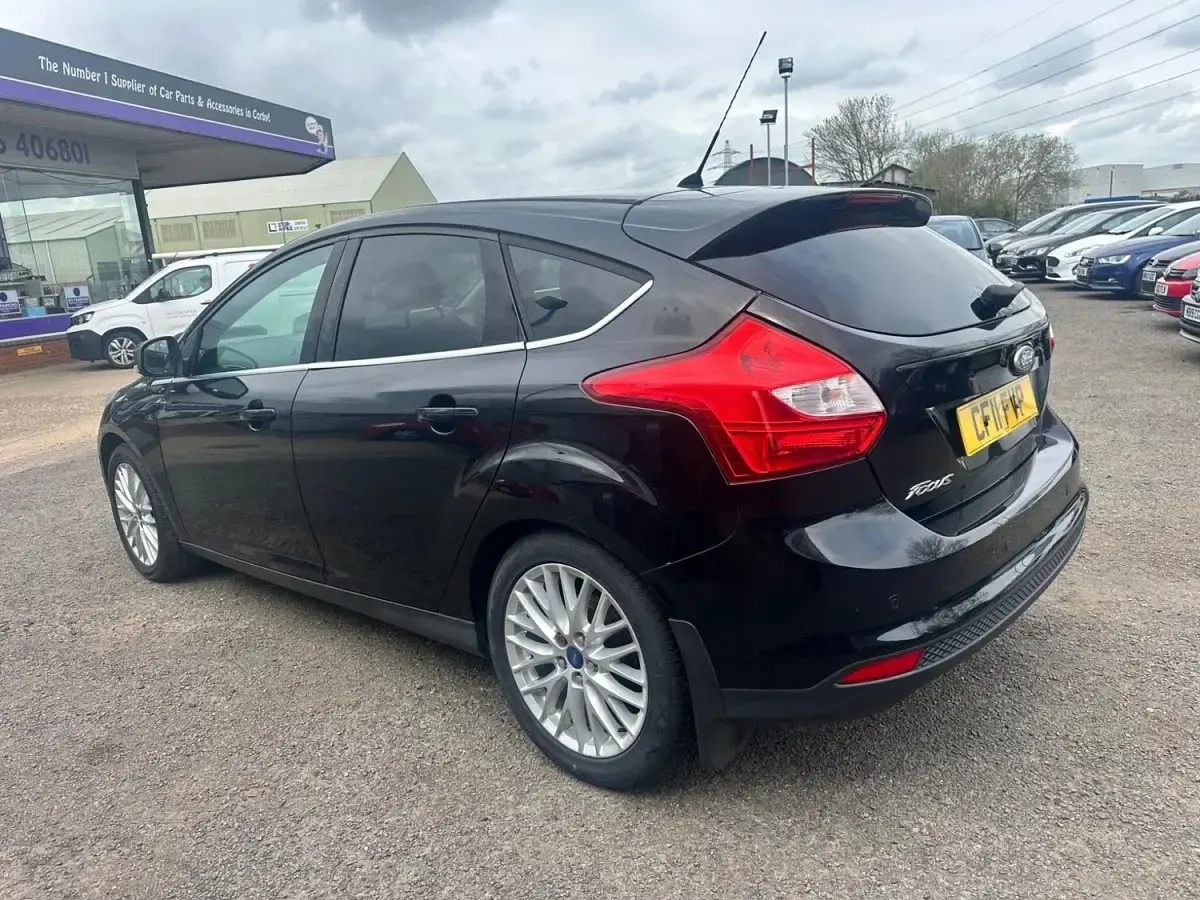 Begagnad Ford Focus Zetec 125 HK (91 kW) 2011 Svart Halvkombi
