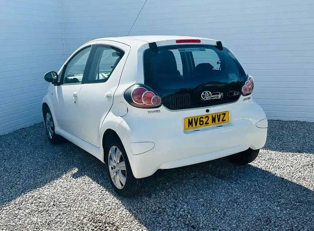 Used Toyota Aygo 68 HP (50 kW) 2012 White Hatchback