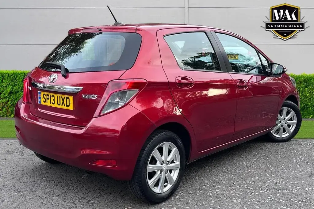 Used Toyota Yaris 99 HP (72 kW) 2013 Red Hatchback