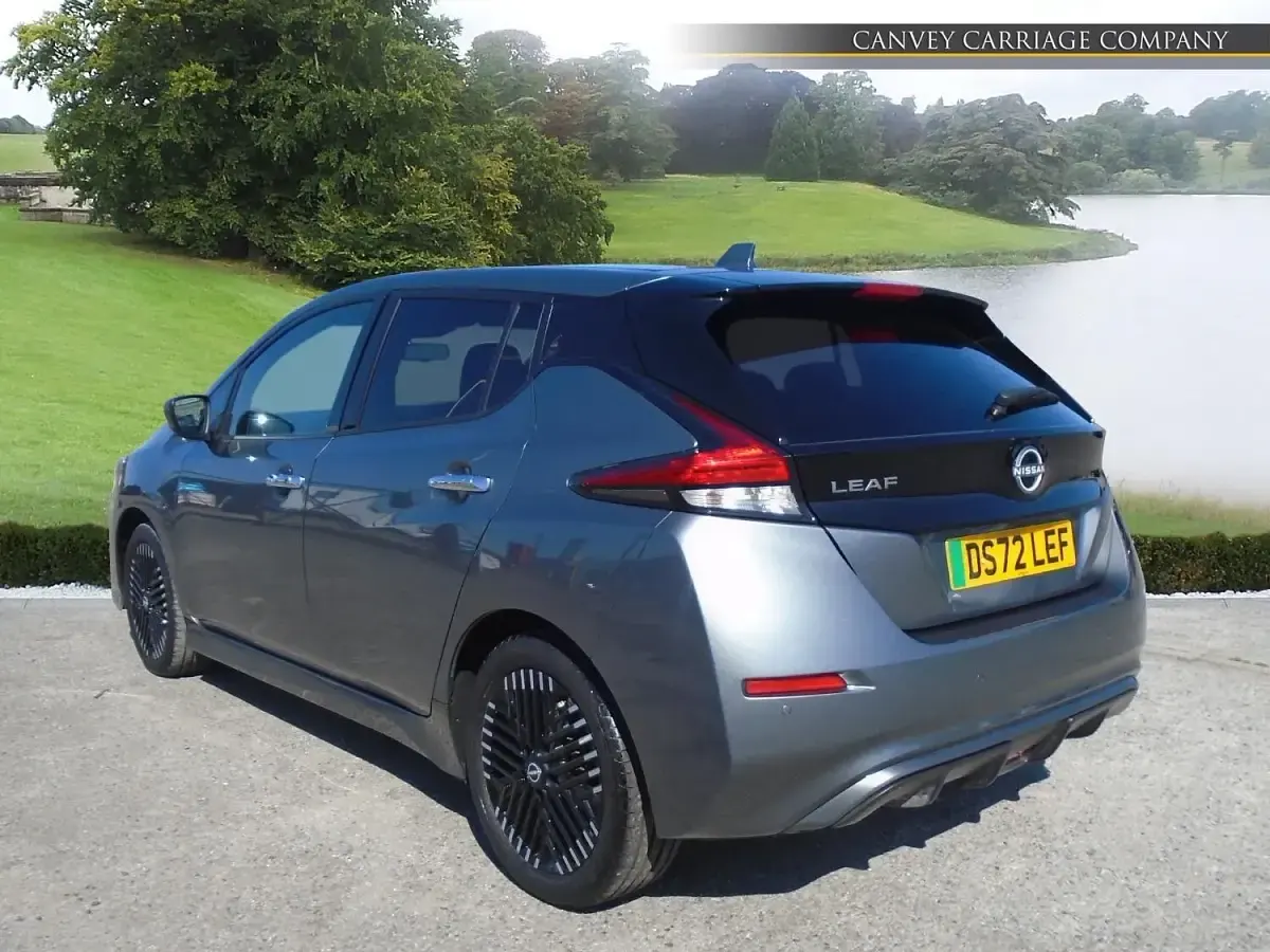Begagnad Nissan Leaf N-Connecta 110 kW (150 HK) 2022 Grå Halvkombi