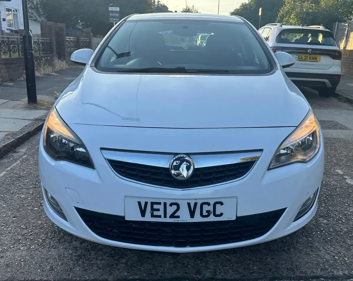 Used Vauxhall Astra 115 HP (84 kW) 2012 White Hatchback