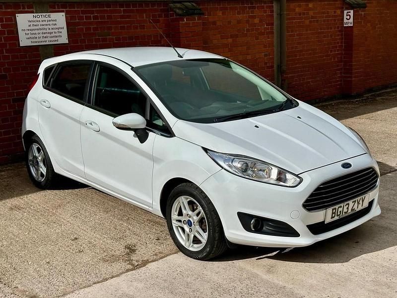Used Ford Fiesta Zetec 82 HP (60 kW) 2013 White Hatchback