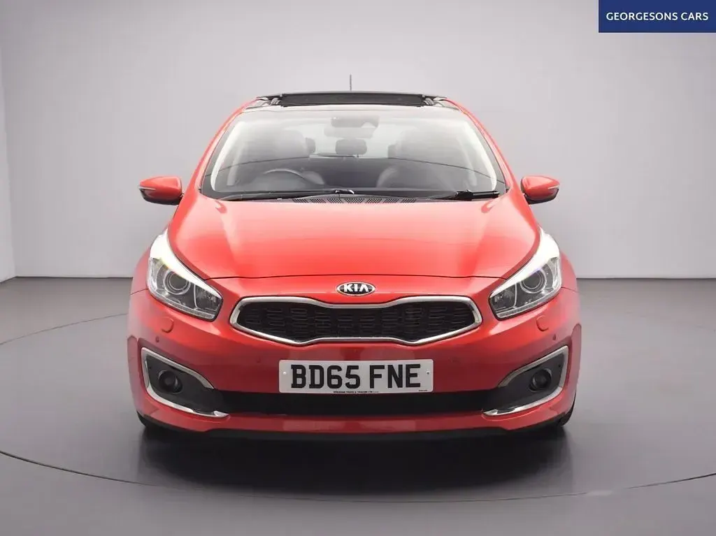 Used Kia Ceed 134 HP (98 kW) 2015 Red Hatchback