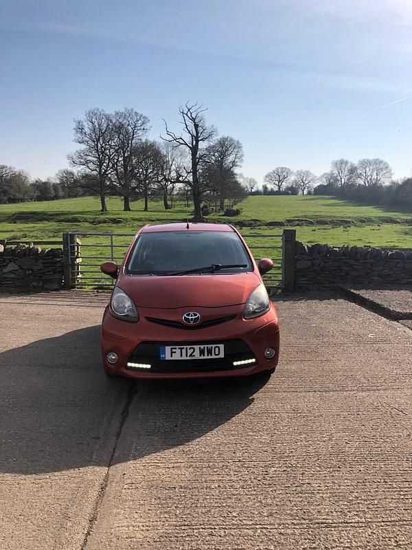 Begagnad Toyota Aygo 68 HK (50 kW) 2012 Orange Halvkombi