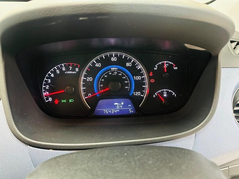 Used Hyundai i10 SE 2015 White Hatchback