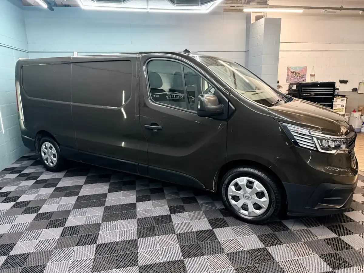 Usado Renault Trafic Business 2022 Castanho Monovolume