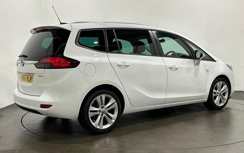 Used Vauxhall Zafira Tourer SRi 140 HP (102 kW) 2017 White MPV