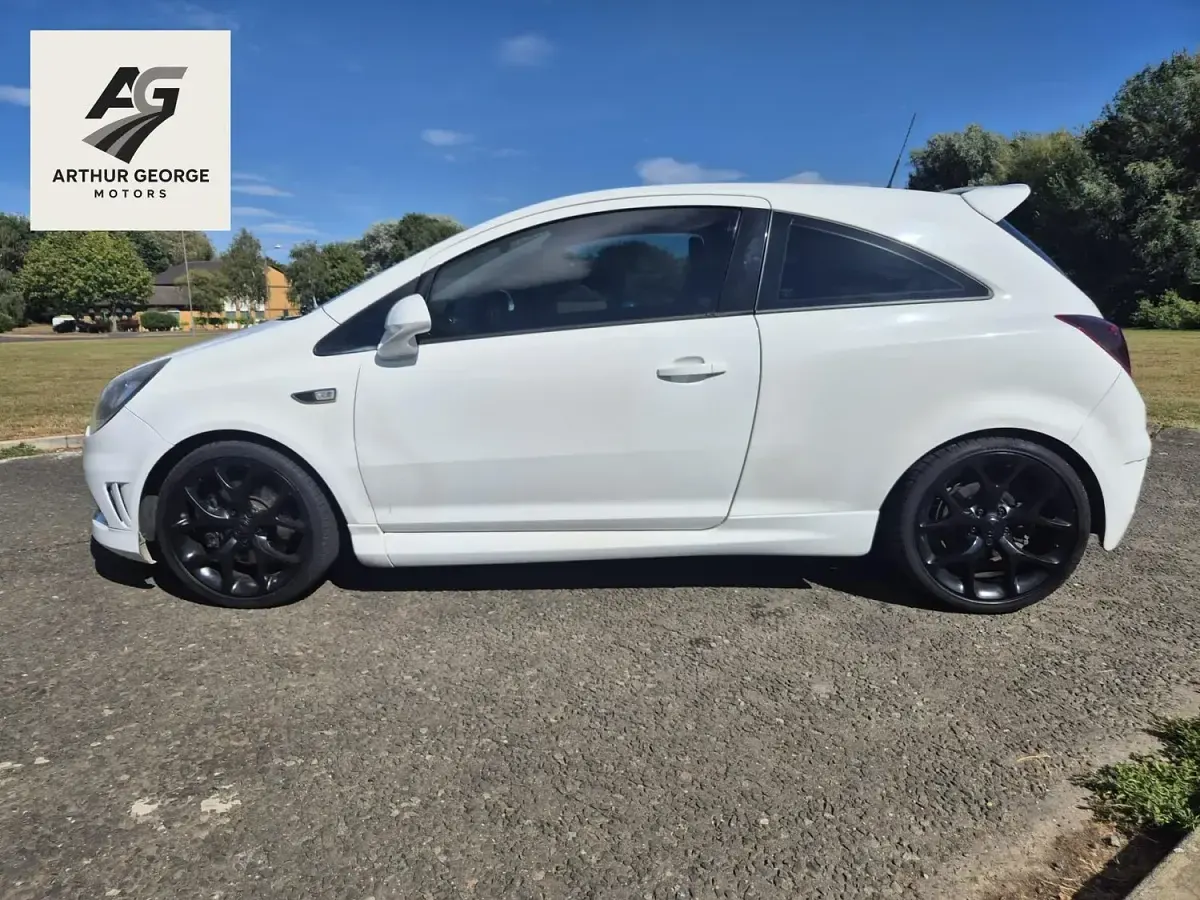 Used Vauxhall Corsa 192 HP (141 kW) 2013 White Hatchback