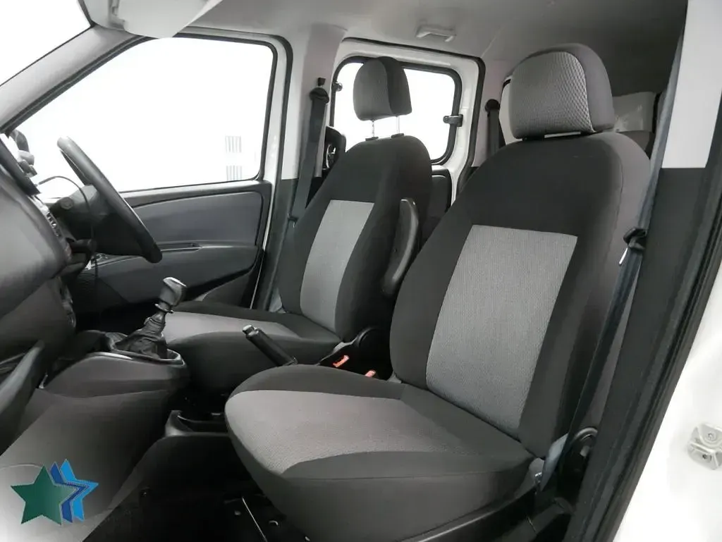 Używany Fiat Doblò S 105 KM (77 kW) 2022 Biały Minivan