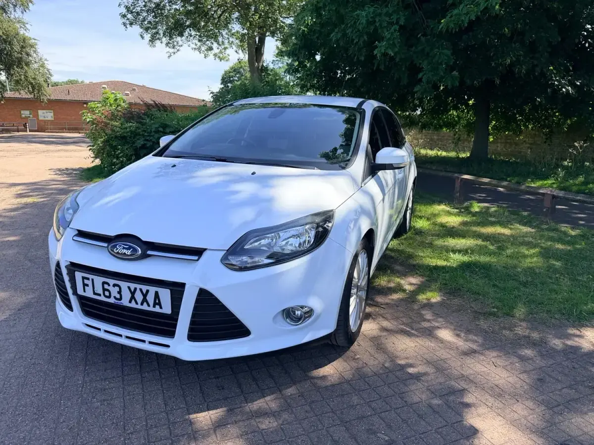 Used Ford Focus Zetec 125 HP (91 kW) 2013 White Hatchback