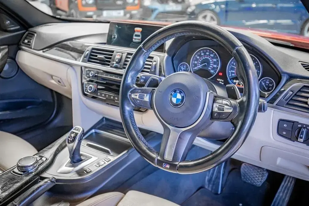 Begagnad BMW 335 M Sport 313 HK (230 kW) 2016 Röd Sedan