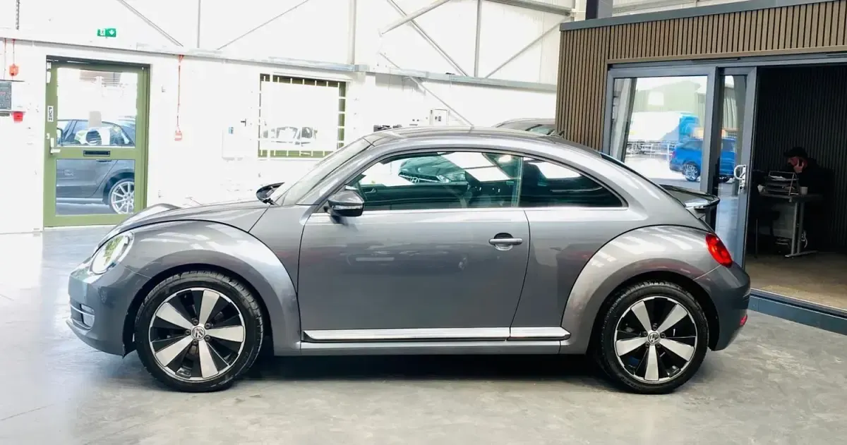 Usado VW Beetle Design 105 HP (77 kW) 2015 Cinzento Citadino