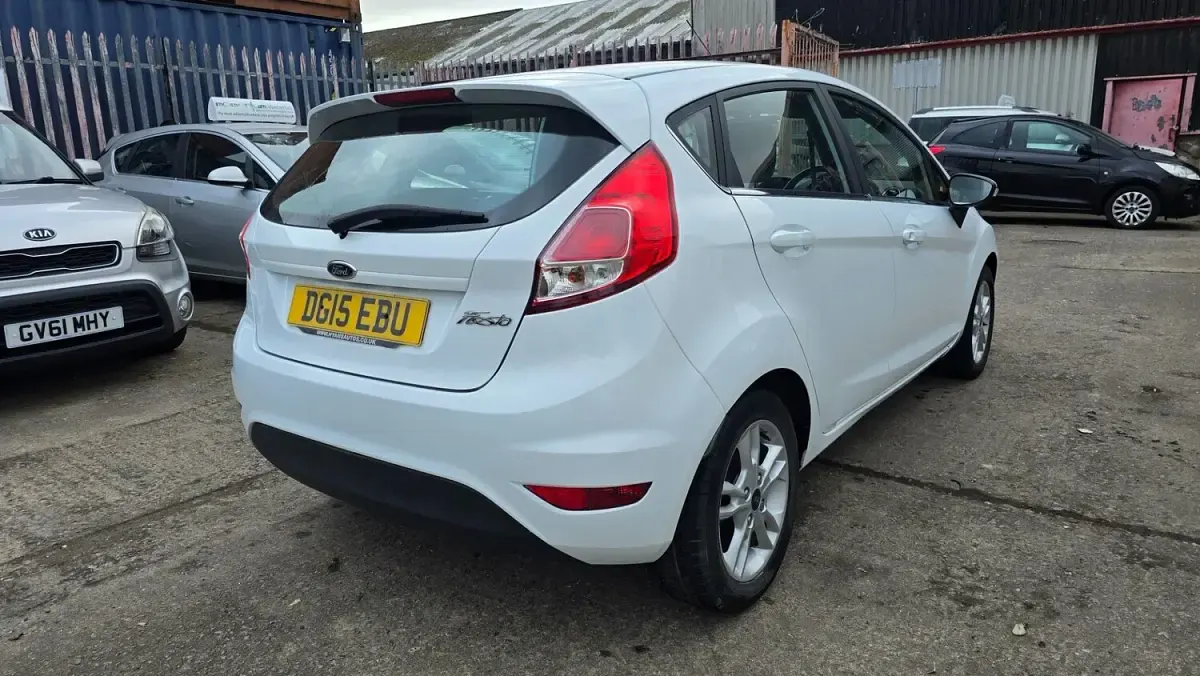 Used Ford Fiesta Zetec 82 HP (60 kW) 2015 White Hatchback