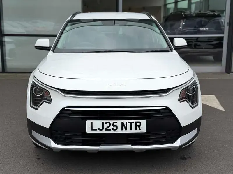 Used Kia Niro 2025 White pearl SUV