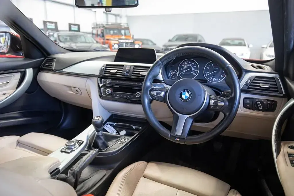 Begagnad BMW 318 M Sport 150 HK (110 kW) 2015 Röd Sedan