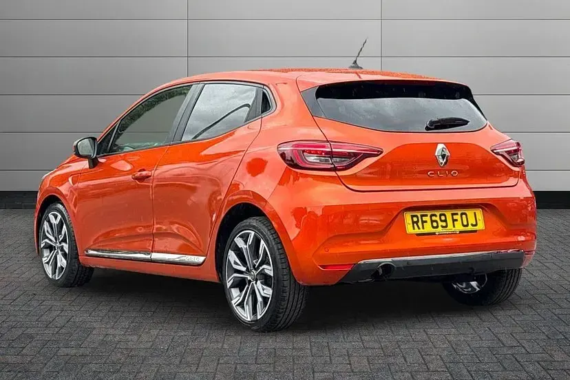 Used Renault Clio Iconic 99 HP (72 kW) 2020 Valencia orange Hatchback