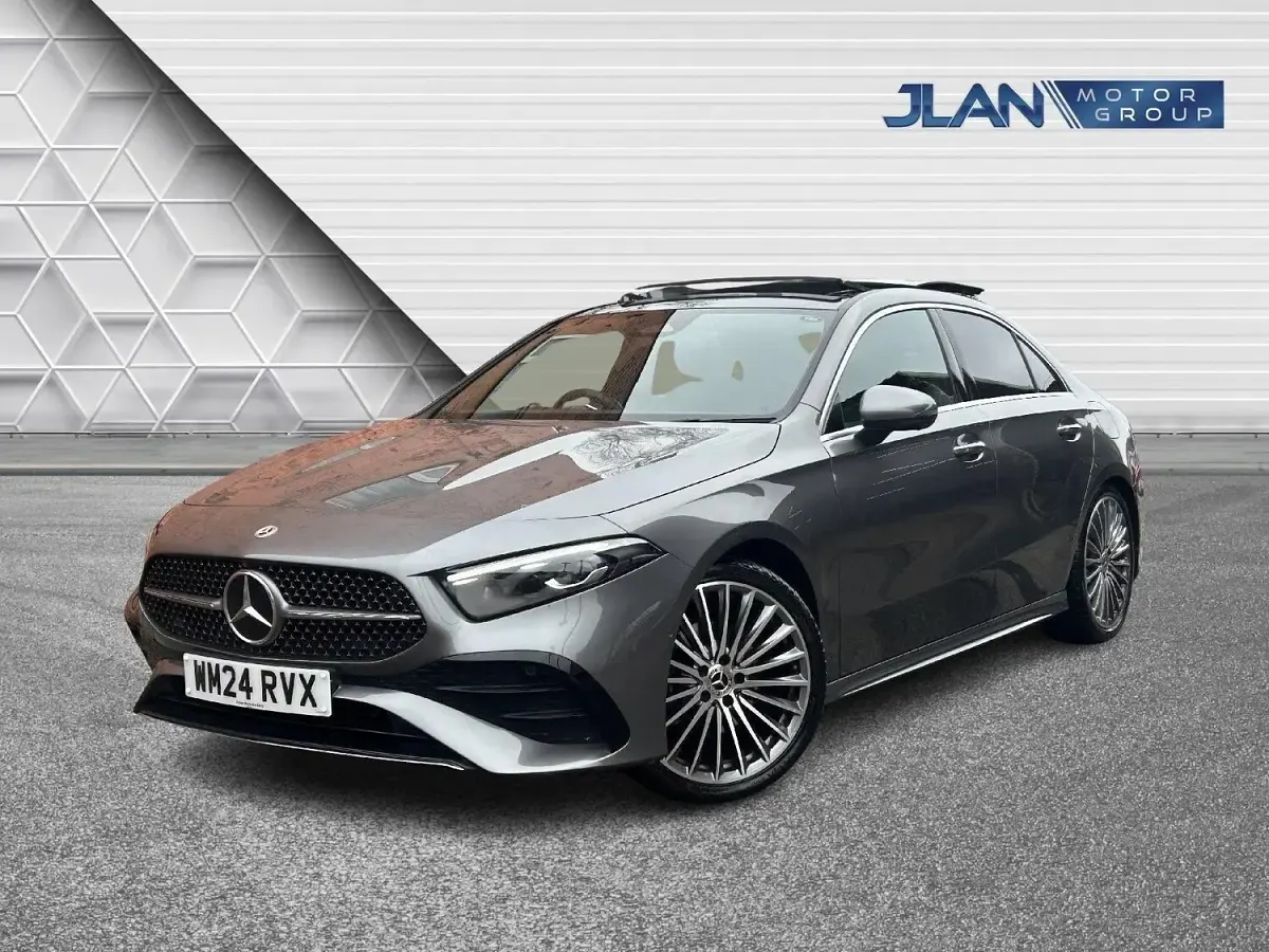Usado Mercedes A200 AMG Line Premium Plus 163 HP (119 kW) 2024 Cinzento Sedan