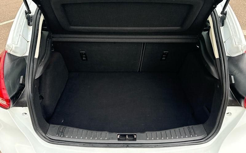 Used Ford Focus Titanium 120 HP (88 kW) 2017 White Hatchback