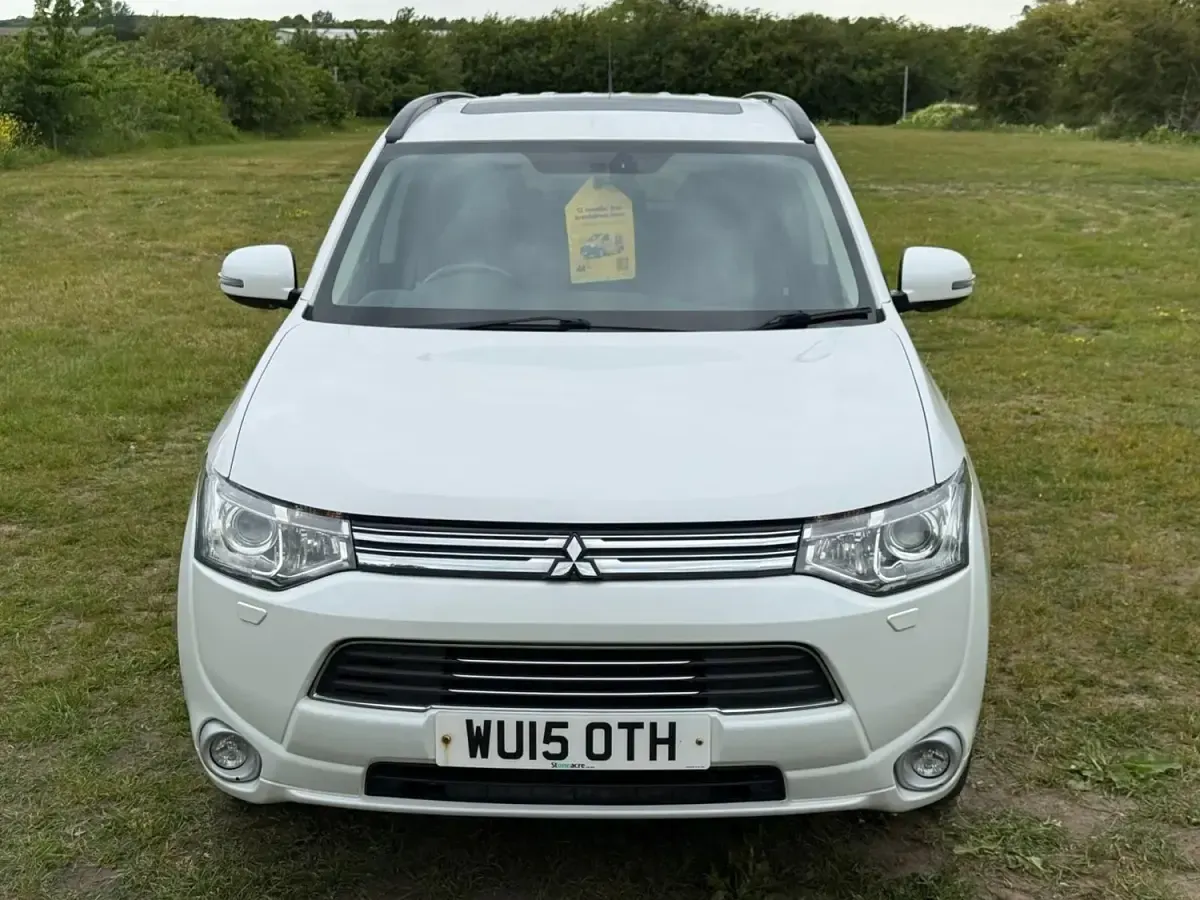 Używany Mitsubishi Outlander P-HEV 200 KM (147 kW) 2015 Biały SUV
