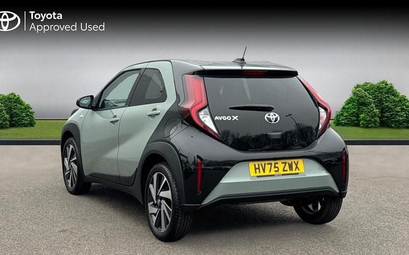 Used Toyota Aygo X 72 HP (52 kW) 2025 Tarragon bitone SUV