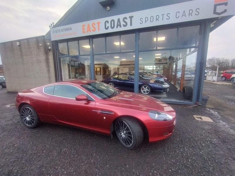 Begagnad Aston Martin DB9 450 HK (330 kW) 2007 Röd Sportkupé