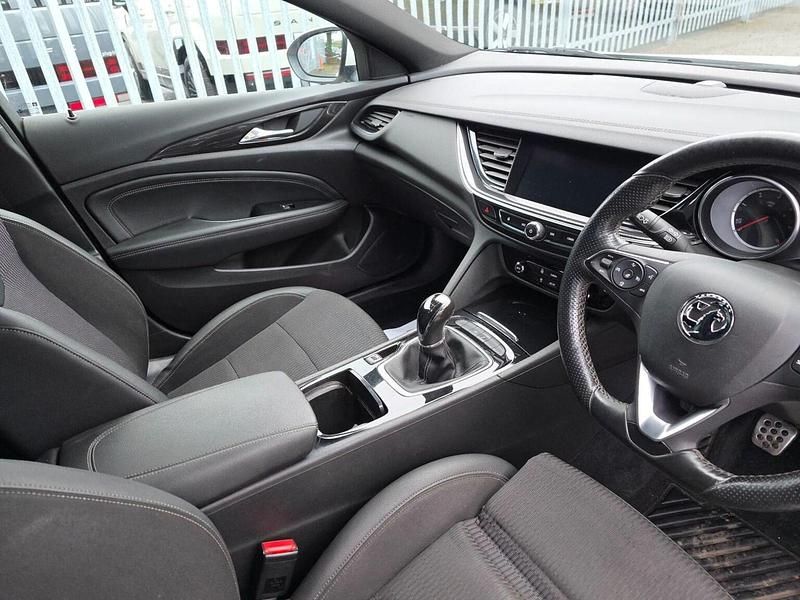Used Vauxhall Insignia SRi 136 HP (100 kW) 2018 White Estate