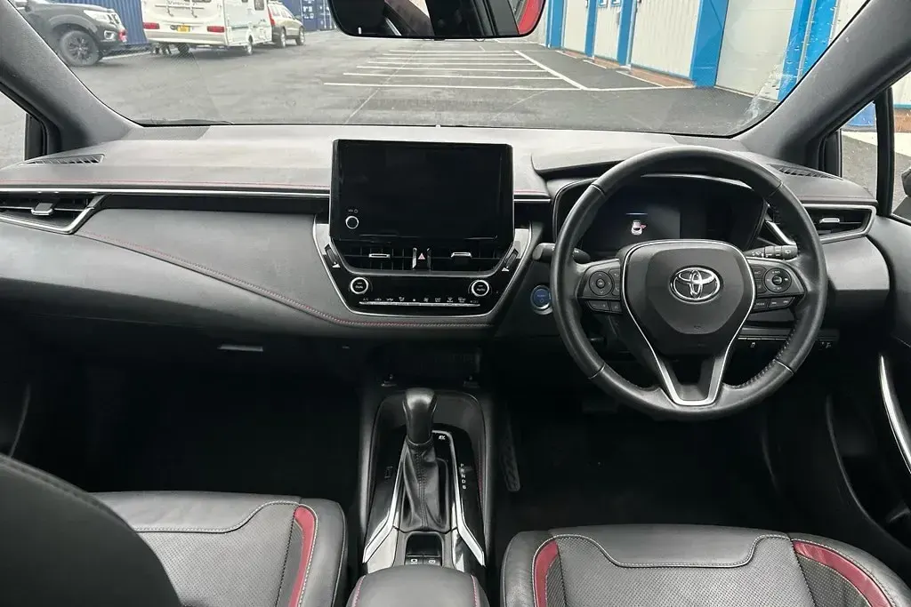 Second-hand Toyota Corolla 140 CP (102 kW) 2022 Roșu Hatchback