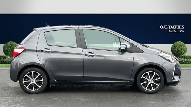 Used Toyota Yaris Hybrid 100 HP (73 kW) 2018 Grey Hatchback